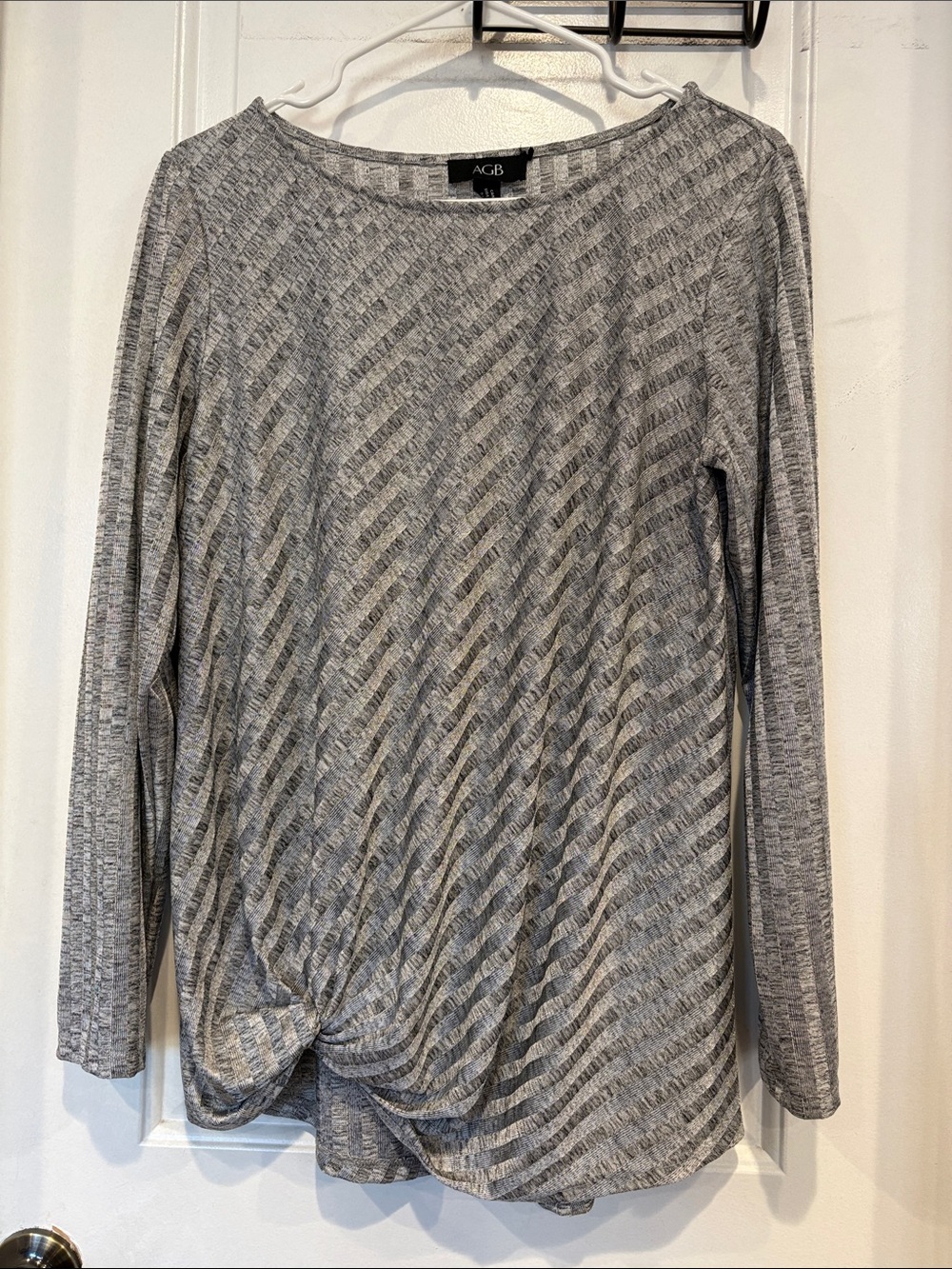 AGB silver Gray Chevron Twist-Hem Long Sleeve Top
